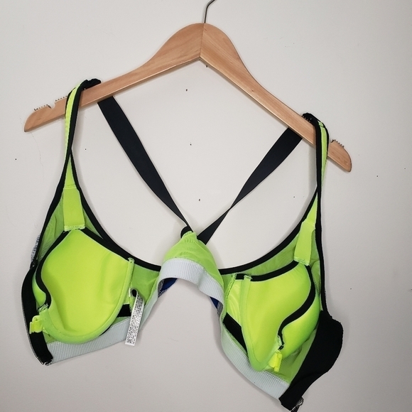 Victoria's Secret VSX Sports Bra Size 32C - Picture 4 of 5